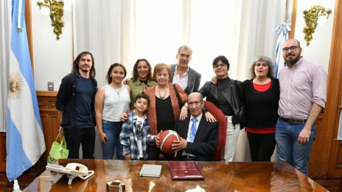 A sus 93 años, el deportista Roberto del Corro fue reconocido por su trayectoria