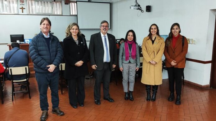 La comunidad peruana de Tucumán recibió atención administrativa en el Consulado Itinerante