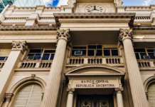 Los bancos no podrán alterar su posición en dólares hasta fin de mes Los bancos no podrán alterar su posición en dólares hasta fin de mes