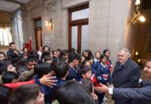 Alumnos de la Escuela Domingo Faustino Sarmiento saludaron al Gobernador Alumnos de la Escuela Domingo Faustino Sarmiento saludaron al Gobernador