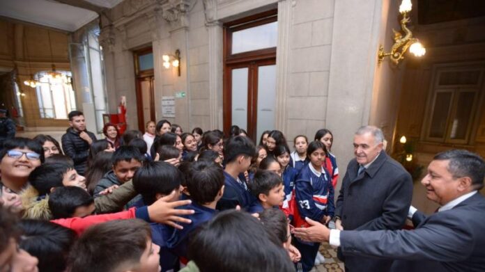Alumnos de la Escuela Domingo Faustino Sarmiento saludaron al Gobernador