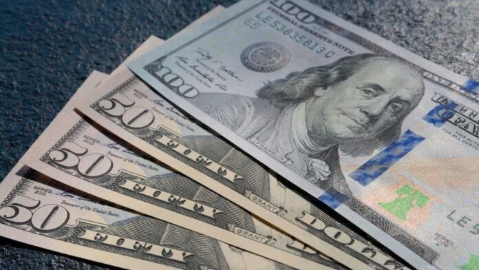 El dólar blue volvió a cerrar por debajo de los $900