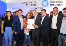 Jaldo entregó escrituras a 550 familias del interior de la provincia Jaldo entregó escrituras a 550 familias del interior de la provincia