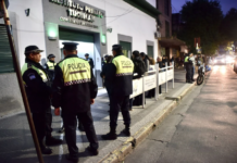La Policía requisó las mochilas de estudiantes tucumanos antes de que ingresen a clases