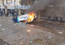 Incendiaron el móvil de Cadena 3 en la puerta del Congreso: «Este no es el país que queremos»