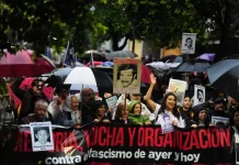Bajo la lluvia, marcharon en Tucumán por el Día de la Memoria