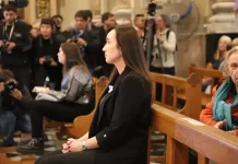 Abuchearon e insultaron a Victoria Villaruel a la salida de la misa homenaje al Papa Francisco