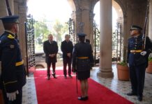 El Gobernador recibió al ministro Caputo en el aeropuerto