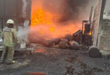 Defensa Civil, la Policía y Bomberos trabajaron arduamente en un incendio de un galpón
