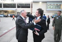 Jaldo recibió al presidente Milei en el aeropuerto