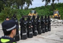 Demuelen construcciones ilegales en tierras fiscales en las riberas del Salí
