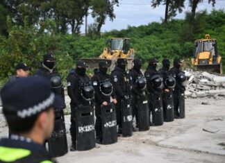 Demuelen construcciones ilegales en tierras fiscales en las riberas del Salí