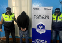 Detuvieron al hombre que se trepó a la camioneta de su expareja