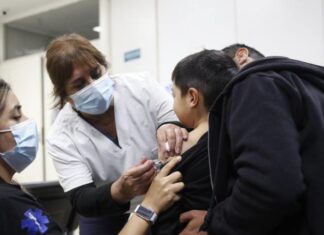 Gran concurrencia de vecinos para vacunarse en la Dirección de Emergencias