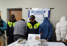 Sorprenden infraganti a varias personas en un “pasamanos” e incautan droga