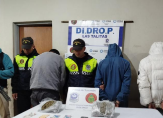 Sorprenden infraganti a varias personas en un “pasamanos” e incautan droga