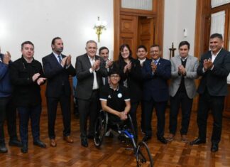 Jaldo entregó una silla de ruedas deportiva a un atleta paralímpico tucumano