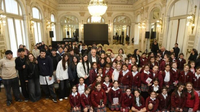 jaldo-recibi-a-estudiantes-y-turistas-en-el-saln.jpeg